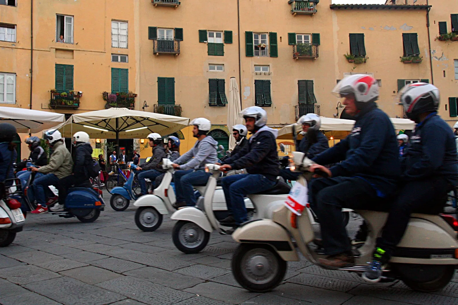 Lucca Vespas Piazza Anfiteatro