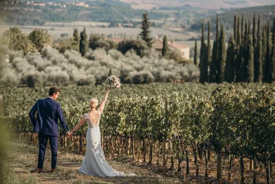 Borgo Vigneto Couple In Grapevines