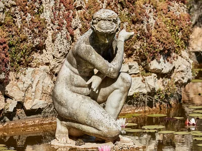 Tenuta di Monaciano Pond Statue