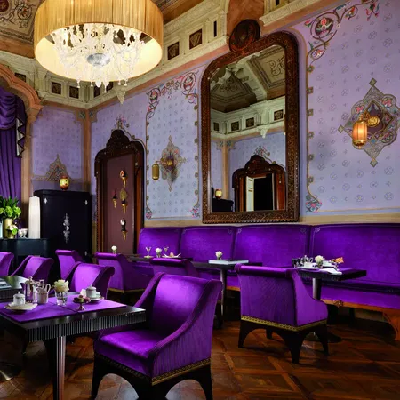 Villa Cora Cardsroom