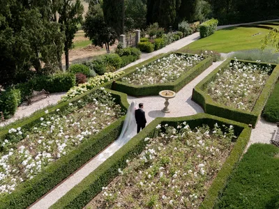 Villa Valentini Bonaparte Couple In The Gardens