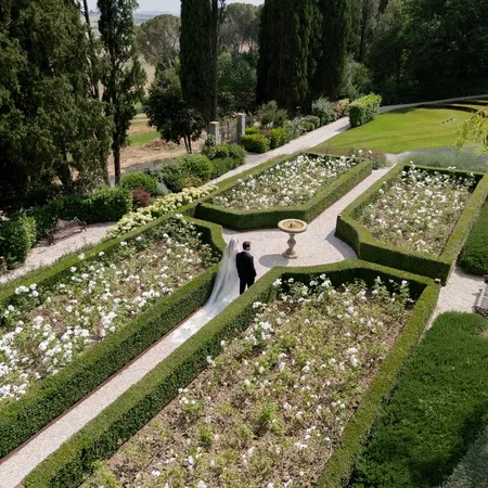 Villa Valentini Bonaparte Couple In The Gardens